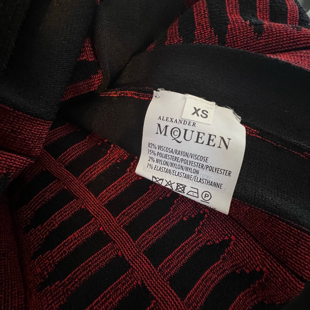Alexander McQueen Stylish Red and Black Patterned Dress - Picture 5 of 5